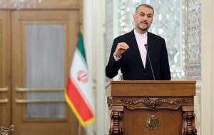 انتظار مردم شهرری برای بدرقه و وداع با شهید امیرعبداللهیان انتظار مردم شهرری برای بدرقه و وداع با شهید امیرعبداللهیان