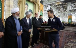 اهدای مدال 2 قهرمان به آستان قدس رضوی اهدای مدال 2 قهرمان به آستان قدس رضوی