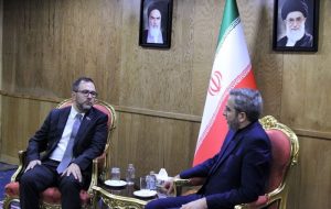 تسلیم پیام کتبی تسلیت مادورو به علی باقری