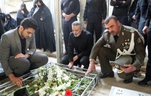 فرمانده کل ارتش بر مزار شهید سرتیپ دوم خلبان مصطفوی حاضر شد