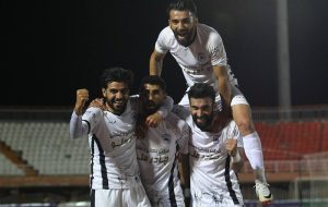 چادرملو برد و به تعقیب صدرنشینان ادامه داد چادرملو برد و به تعقیب صدرنشینان ادامه داد