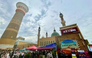 Foreign journalists visit Xinjiang International Grand Bazaar Foreign journalists visit Xinjiang International Grand Bazaar