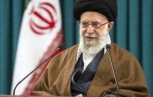 استفتاء از امام خامنه ای؛ حکم استفاده از خلاصه کتاب