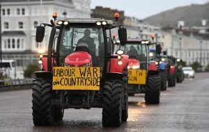 “Don’t bite the hand that feeds you”: British farmers unite against PM Starmer 