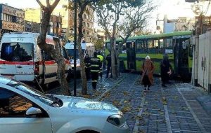 7 مصدوم در حادثه برخورد اتوبوس با ساختمان در خیابان جمهوری