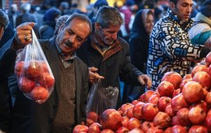 یک سفره حداقلی شب یلدا چقدر پول می‌خواهد؟/ تورم مواد خوراکی، سفره‌ یلدایی مردم را کوچکتر کرد