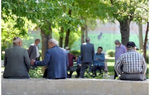 افزایش حقوق بازنشستگان در گرو اعتباری به بزرگی ۱۸۵۰۰۰۰۰۰۰۰۰۰۰۰ تومان!/ بازنشستگان ایرانی گرفتار معیشت و خسته از وعده‌های تکراری