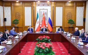 ترامپ مذاکرات چندجانبه با ایران را نمی‌پذیرد/ خشم واشنگتن از حمایت پکن و مسکو از تهران