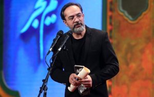 کارن همایونفر چهره سال هنر انقلاب شد کارن همایونفر چهره سال هنر انقلاب شد