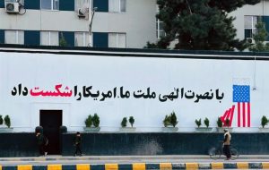 دیوار سفارت آمریکا در کابل صحنه پیام سیاسی طالبان دیوار سفارت آمریکا در کابل صحنه پیام سیاسی طالبان