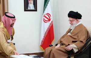 تقدیم پیام پادشاه عربستان به رهبر انقلاب تقدیم پیام پادشاه عربستان به رهبر انقلاب