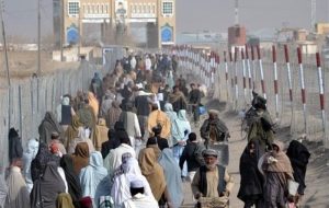 درخواست توقف اخراج افغان ها از پاکستان توسط گروه بحران