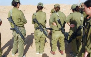 نظامیان زن صهیونیست در یک پایگاه به جان هم افتادند نظامیان زن صهیونیست در یک پایگاه به جان هم افتادند