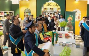 استقبال مردم از پرچم امام رضا (ع) در نمایشگاه کتاب استقبال مردم از پرچم امام رضا (ع) در نمایشگاه کتاب