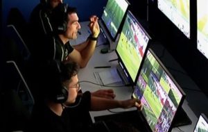 اظهار نظر عجیب داوران VAR روی گل فرمین + فیلم اظهار نظر عجیب داوران VAR روی گل فرمین + فیلم