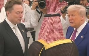 عطوان: ترامپ برای باج گیری از اعراب به منطقه آمده است عطوان: ترامپ برای باج گیری از اعراب به منطقه آمده است