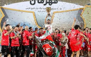 جشن قهرمانی تراکتور با ورود تماشاگران به زمین نیمه تمام ماند جشن قهرمانی تراکتور با ورود تماشاگران به زمین نیمه تمام ماند