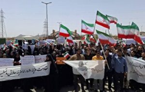 ببینید| زنجیره انسانی دانشجویان مقابل تأسیسات هسته‌ای فردو