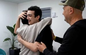 American-Israeli soldier Alexander is reunited with family as Hamas releases him American-Israeli soldier Alexander is reunited with family as Hamas releases him