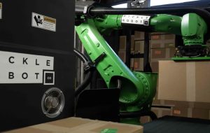 ربات هوشمند تک‌دست، ۱۵۰۰ جعبه را در ساعت زیر گرمای شدید جابه‌جا می‌کند